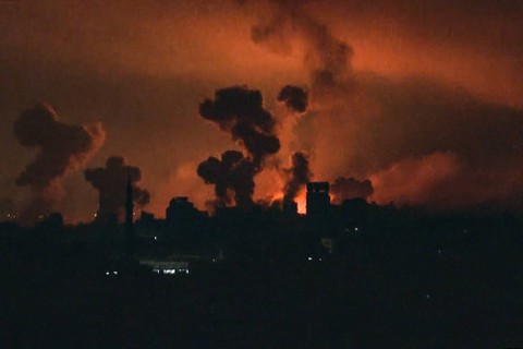 Api dan asap membubung di atas Kota Gaza selama serangan Israel pada 27 Oktober 2023, Foto: YOUSEF HASSOUNA/AFP