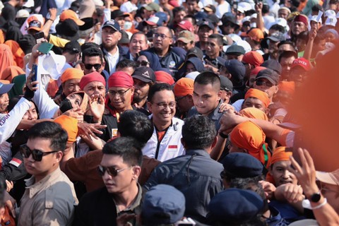 Anies Baswedan di tengah masyarakat Depok yang mengikuti Senam & Jalan Bareng AMIN. Foto: Dok. Istimewa