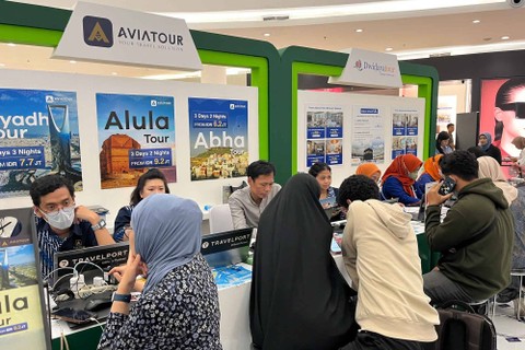 Para pengunjung di Booth travel agent Saudia Airlines Travel Fair 2023, Jumat (27/10).   Foto: Gitario Vista Inasis/kumparan