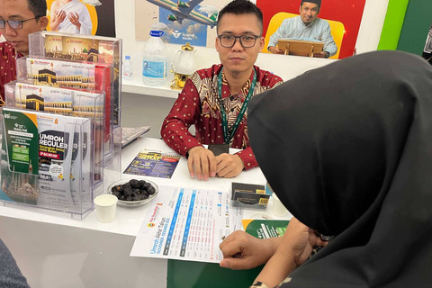 Para pengunjung di Booth travel agent Saudia Airlines Travel Fair 2023, Jumat (27/10). Foto: Gitario Vista Inasis/kumparan