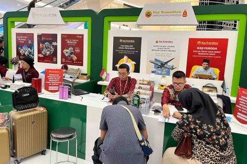 Para pengunjung di Booth travel agent Saudia Airlines Travel Fair 2023, Jumat (27/10).   Foto: Gitario Vista Inasis/kumparan
