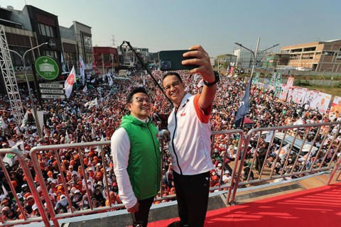 Bacapres Anies Baswedan dan Bacawapres Muhaimin Iskandar berfoto saat hadiri acara Senam dan Jalan Bareng AMIN di Depok, Sabtu (28/10/2023). Foto: Dok. Pribadi Anies Baswedan