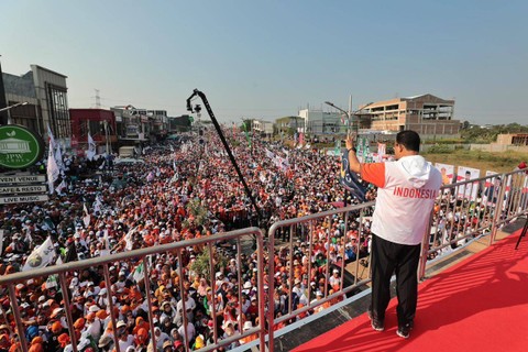 Bacapres Anies Baswedan menyapa peserta acara Senam dan Jalan Bareng AMIN di Depok, Sabtu (28/10/2023). Foto: Dok. Pribadi Anies Baswedan