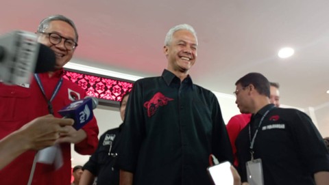 Bacapres Ganjar Pranowo saat diwawancarai wartawan di Sekolah Partai PDIP, Lenteng Agung, Jakarta Selatan, Sabtu (28/10/2023). Foto: Fadlan Nuril Fahmi/kumparan