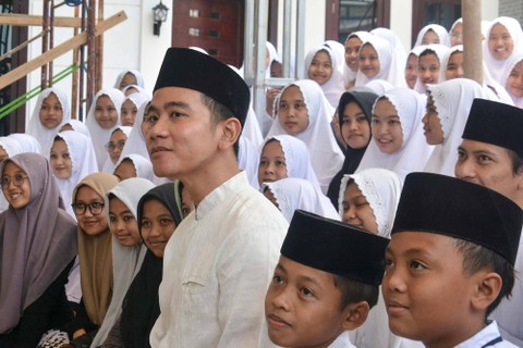 Bakal calon wakil presiden Gibran Rakabuming Raka (tengah) berbaur dengan santri Ponpes Darussalam saat safari politik di Watucongol, Muntilan, Magelang, Jawa Tengah, Sabtu (28/10/2023). Foto: Anis Efizudin/ANTARA FOTO