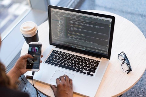 Ilustrasi Apakah yang dimaksud sistem operasi berfungsi sebagai interface, Sumber: Pexels/Christina Morillo