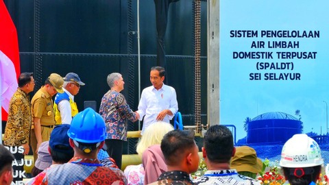 Presiden Jokowi bersama duta besar Australia, Penny Williams sesaat sebelum meresmikan proyek SPALDT IPAL Sungai Selayur Palembang, Sabtu (28/10) Foto: ary priyanto/urban id