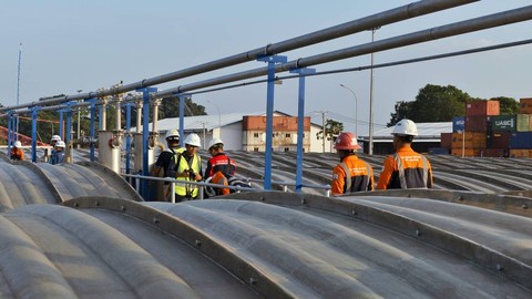 Aktivitas pekerja di proyek SPALDT IPAL Sungai Selayur Palembang yang diresmikan Presiden Jokowi dan duta besar Australia, Penny Williams, Sabtu (28/10) Foto: ary priyanto/urban id
