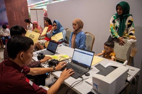 Petugas imigrasi merekam wajah pemohon pembuatan paspor saat pelaksanaan Layanan Keimigrasian Akhir Pekan (Laksan) Kantor Imigrasi Kelas I TPI Palembang di salah satu pusat perbelanjaan di Palembang, Sumatera Selatan, Sabtu (28/10/2023). Foto: Nova Wahyudi/ANTARA FOTO