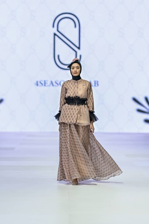 Koleksi 4Season Hijab di fashion show Moment of Spark di Jakarta Fashion Week 2024 di Pondok Indah Mall 3, Sabtu (28/10/2023). Foto: Jakarta Fashion Week/Getty Images