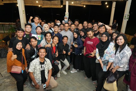 Anies Baswedan bersama anak muda Jember dalam Nongkrong Bareng AMIN. Foto: Dok. Istimewa
