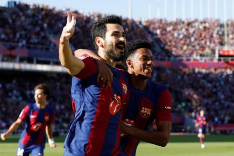 Pemain FC Barcelona Ilkay Gundogan berselebrasi bersama rekan setimnya usai mencetak gol pertama mereka saat hadapi Real Madrid di Stadion Olimpic Lluis Companys, Barcelona, Spanyol, Sabtu (28/10/2023). Foto: Albert Gea/REUTERS