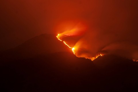 Nyala api kebakaran Gunung Merbabu terlihat di Jlarem, Gladagsari, Boyolali, Jawa Tengah, Sabtu (28/10/2023). Foto: Aloysius Jarot Nugroho/ANTARA FOTO