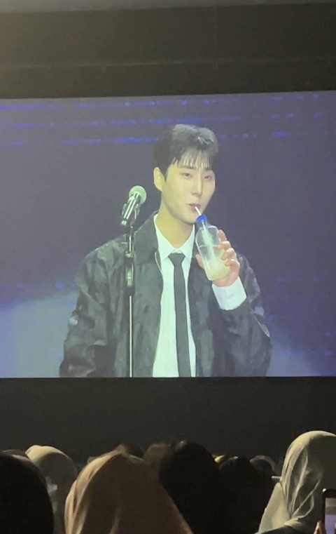 Young K menggelar konser solo pertamanya yang bertajuk Letters With Notes in Jakarta di The Kasablanka Hall, Jakarta, Sabtu (28/10/2023). Foto: Nurlaela/kumparan