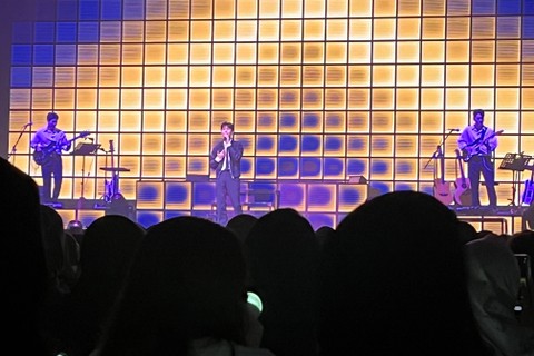 Young K menggelar konser solo pertamanya yang bertajuk Letters With Notes in Jakarta di The Kasablanka Hall, Jakarta, Sabtu (28/10/2023). Foto: Nurlaela/kumparan