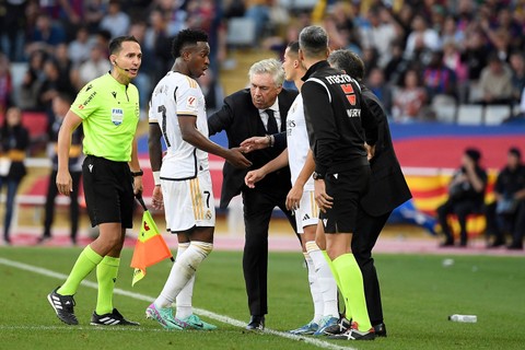 Pemain Real Madrid, Vinicius Jr, ditarik Carlo Ancelotti saat hadapi FC Barcelona di Stadion Olimpic Lluis Companys, Barcelona, Spanyol, Sabtu (28/10/2023). Foto: Josep LAGO / AFP