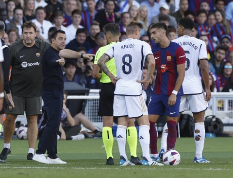 Pelatih FC Barcelona, Xavi Hernandez, protes ke wasit Gil Manzano saat hadapi Real Madrid di Stadion Olimpic Lluis Companys, Barcelona, Spanyol, Sabtu (28/10/2023). Foto: REUTERS/Albert Gea