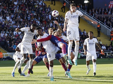 Insiden Aurelien Tchouameni dan Ronald Araujo saat FC Barcelona vs Real Madrid di Stadion Olimpic Lluis Companys, Barcelona, Spanyol, Sabtu (28/10/2023). Foto: REUTERS/Albert Gea