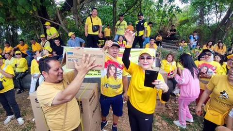 Ketua DPD I Partai  (Sulut), , atau saat melakukan gathering dengan para pengurus partai.