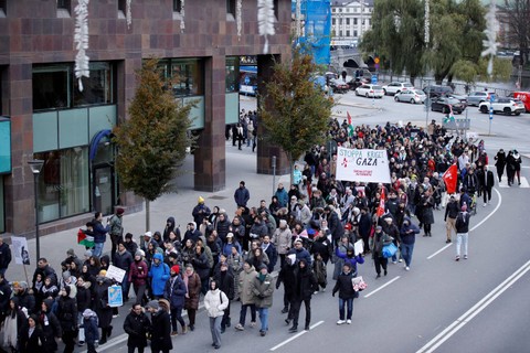 Protes mendukung warga Palestina di Gaza di Stockholm, Swedia, Sabtu (28/10/2023).  Foto: Caisa Rasmussen/TT News Agency/via REUTERS 