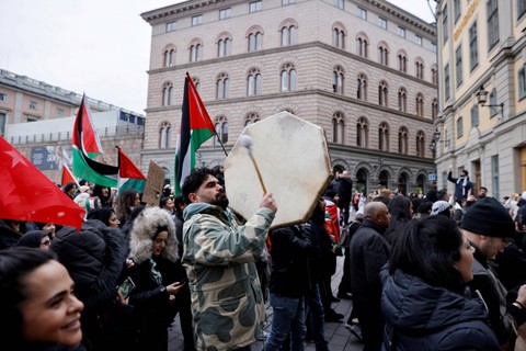 Protes mendukung warga Palestina di Gaza di Stockholm, Swedia, Sabtu (28/10/2023).  Foto: Caisa Rasmussen/TT News Agency/via REUTERS 