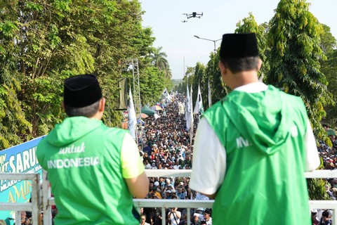 Pasangan Anies Bawedan dan Muhaimin Iskandar (AMIN) di Jalan Sehat Bersama Santri Sarungan di Jember. Foto: Dok. Istimewa