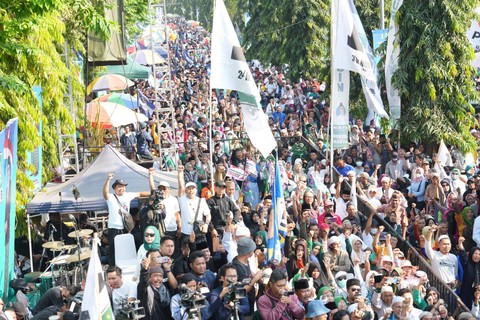 Pasangan Anies Bawedan dan Muhaimin Iskandar (AMIN) di Jalan Sehat Bersama Santri Sarungan di Jember. Foto: Dok. Istimewa