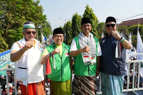 Pasangan Anies Bawedan dan Muhaimin Iskandar (AMIN) di Jalan Sehat Bersama Santri Sarungan di Jember. Foto: Dok. Istimewa
