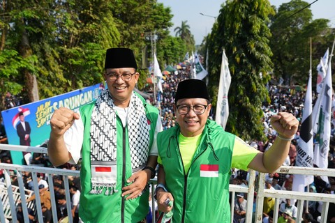 Pasangan Anies Bawedan dan Muhaimin Iskandar (AMIN) di Jalan Sehat Bersama Santri Sarungan di Jember. Foto: Dok. Istimewa