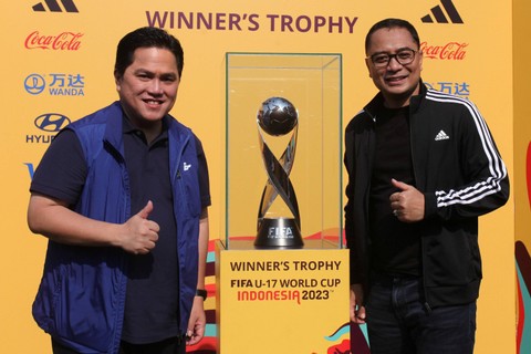 Ketum PSSI Erick Thohir (kiri) dan Wali Kota Surabaya Eri Cahyadi (kanan) berpose dengan trofi Piala Dunia U-17 saat Trophy Experience FIFA U-17 World Cup di Alun-Alun Surabaya, Jawa Timur, Minggu (29/10/2023). Foto: Didik Suhartono/ANTARA FOTO