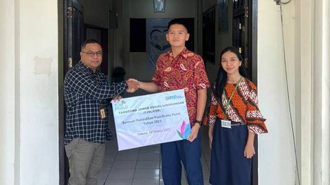 Asisten Manajer Keuangan & Umum PLN UP3 Tahuna, Edmund Sahadagi menyerahkan bantuan untuk Nathaniel Shawn Edgar Sondakh, Paskibraka asal Sulawesi Utara (Sulut).