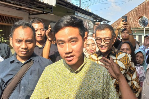Cawapres Koalisi Indonesia Maju Gibran Rakabuming Raka saat meninjau pabrik UMKM Enting-Enting di Kota Salatiga.  Foto: Intan Alliva Khansa/kumparan
