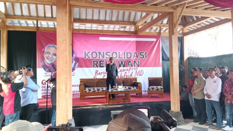 Cawapres Mahfud MD saat menghadiri konsolidasi relawan di rumah Gerakan Pemenangan Ganjar-Mahfud untuk Republik Indonesia (Gamari) di Jalan Ring Road Selatan, Wojo, Kabupaten Bantul, DIY, Minggu (29/10/2023). Foto: Arfiansyah Panji Purnandaru/kumparan