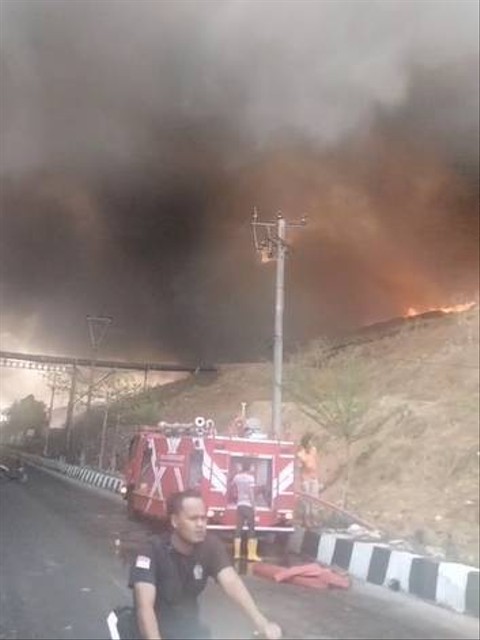Kebakaran di TPST Bantargebang pada Minggu (29/10/2023). Foto: Dok. Istimewa
