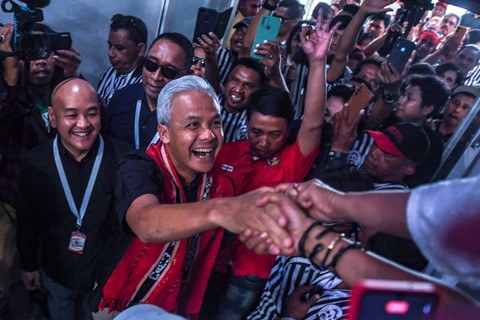 Bakal calon presiden Ganjar Pranowo berjabat tangan dengan pendukungnya pada acara Deklarasi Maluku Voor Ganjar di Jakarta, Minggu (29/10/2023). Foto: Muhammad Adimaja/Antara Foto