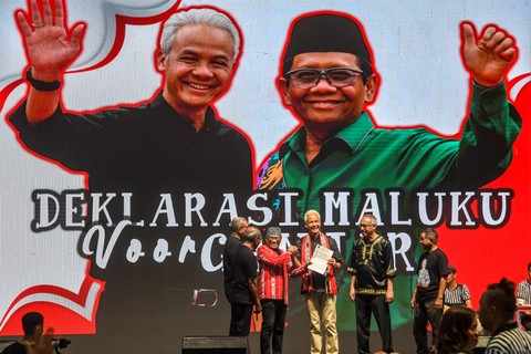 Bakal calon presiden Ganjar Pranowo (kedua kanan) menerima dokumen Deklarasi Maluku Voor Ganjar dari Ketua Dinasti Nusantara korwil Maluku Ibrahim Wokas (kedua kiri) di Jakarta, Minggu (29/10/2023). Foto: Muhammad Adimaja/Antara Foto