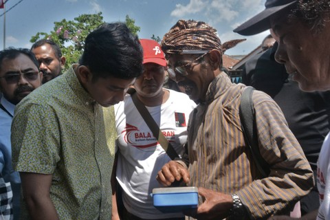 Bakal calon wakil presiden dari Koalisi Indonesia Maju (KIM) Gibran Rakabuming Raka mendengarkan aspirasi warga saat safari politik di Gondangwinangun, Ngadirejo, Temanggung, Jawa Tengah, Minggu (29/10/2023). Foto: Anis Efizudin/Antara Foto