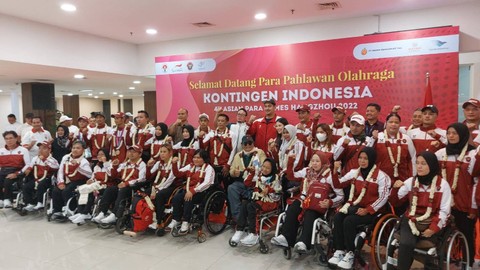 Menteri Pemuda dan Olahraga (Menpora) RI, Dito Ariotedjo, menyambut kedatangan 130 atlet dari Asian Para Games (APG) 2023 Hangzhou, China, di Bandara Internasional Adi Soemarmo Boyolali, Jawa Tengah, Minggu (29/10/2023). Foto: kumparan