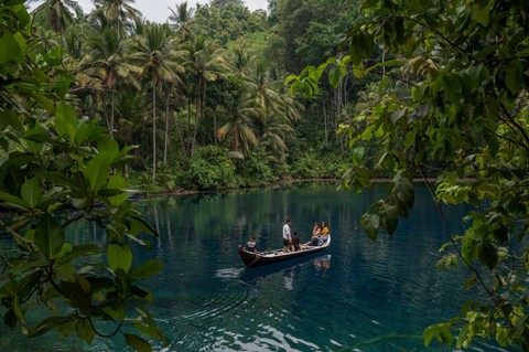 Pengunjung menggunakan perahu berwisata di Danau Paisupok, Desa Lukpanenteng, Banggai Kepulauan (Bangkep), Sulawesi Tengah, Minggu (29/10/2023). Foto: Basri Marzuki/Antara Foto