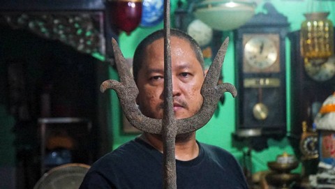 Nuh Taro, salah satu milenial Palembang yang menekuni usaha koleksi benda temuan sejarah dalam mengekspresikan semangat sumpah pemuda, Minggu (29/10) Foto: ary priyanto/urban id
