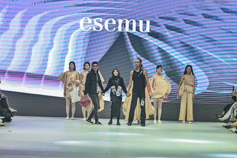 Esemu dalam penampilannya, di panggung Jakarta Fashion Week 2024. | Foto: Ist