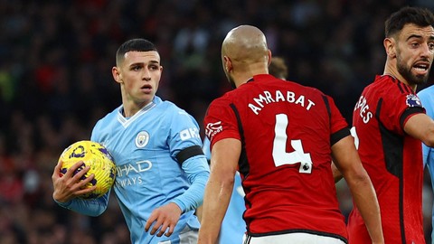 Phil Foden dan Sofyan Amrabat terlibat adu mulut saat Manchester United (MU) vs Man City dalam laga Liga Inggris 2023/24 di Stadion Old Trafford pada 29 Oktober 2023. Foto: REUTERS/Molly Darlington