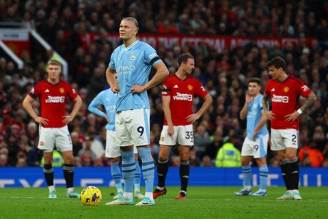 Erling Haaland (kiri) bersiap nendang penalti saat Manchester United (MU) vs Man City dalam laga Liga Inggris 2023/24 di Stadion Old Trafford pada 29 Oktober 2023. Foto: REUTERS/Molly Darlington