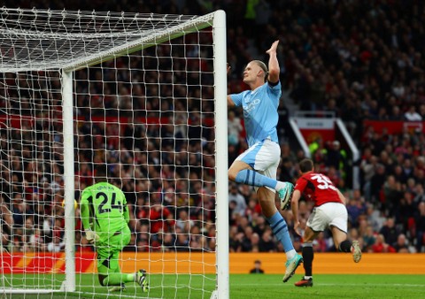 Erling Haaland (kiri) berselebrasi saat Manchester United (MU) vs Man City dalam laga Liga Inggris 2023/24 di Stadion Old Trafford pada 29 Oktober 2023. Foto: REUTERS/Molly Darlington