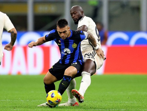 Inter Milan vs AS Roma dalam laga Liga Italia 2023/24 di Stadion San Siro pada Senin (30/10) dini hari WIB. Foto: REUTERS/Claudia Greco