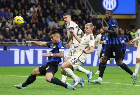 Inter Milan vs AS Roma dalam laga Liga Italia 2023/24 di Stadion San Siro pada Senin (30/10) dini hari WIB. Foto: REUTERS/Claudia Greco