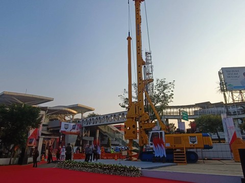 Persiapan acara groundbreaking LRT Fase 1B Stasiun Velodrome-Manggarai oleh Presiden Jokowi di Stasiun Velodrome, Jakarta Timur, Senin (30/10/2023). Foto: Akbar Maulana/kumparan