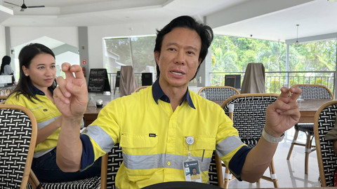 Direktur Utama PT AMMAN Mineral Internasional Tbk (AMMN), Alexander Ramlie, berbincang dengan media yang sedang mengunjungi tambang Batu Hijau di Sumbawa Barat, Jumat (27/10). Foto: Wendiyanto Saputro/kumparan