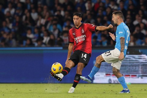 Pemain Napoli Matteo Politano berebut bola dengan pemain AC Milan Tijjani Reijnders pada pertandingan Liga Italia di Stadion Diego Armando Maradona, Naples, Italia, Senin (30/10/2023).  Foto: Carlo Hermann / AFP