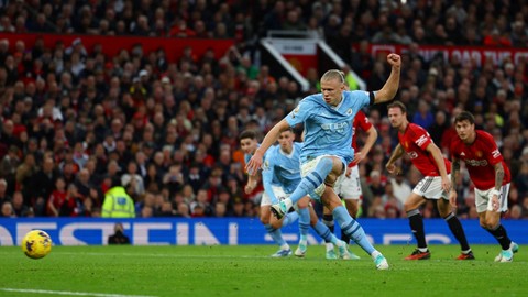 Pemain Manchester City Erling Haaland mencetak gol ke gawang Manchester United pada pertandingan Liga Inggris di Old Trafford, Manchester, Inggris, Minggu (29/10/2023). Foto: Molly Darlington/REUTERS